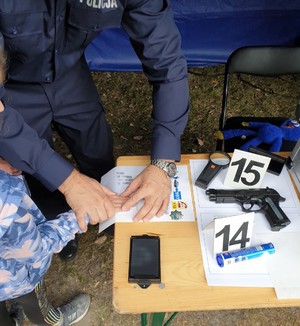 policjant odbija linie papilarne dziecku podczas pikniku