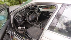 uszkodzone wnętrze pojazdu marki BMW po uderzeniu w drzewo