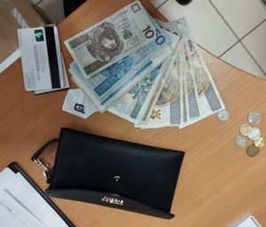portfel, pieniądze karta płatnicza na stoliku