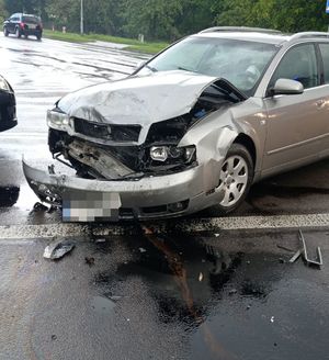 uszkodzone audi po wypadku