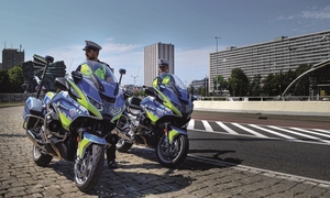 dwóch policjantów na motocyklach