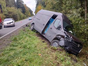 samochód Reanult w rowie po uderzeniu w toyotę która znajduje się z tyłu