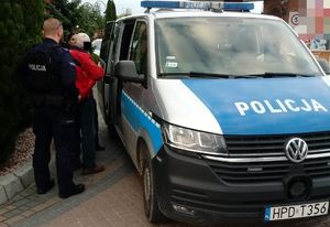 nietrzeźwy kierujący którego policjanci umieszczają w radiowozie