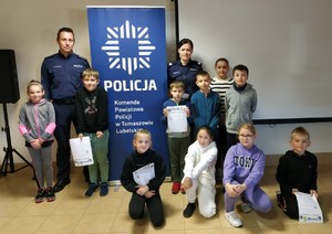 zdjęcie grupowe policjantów z dziećmi