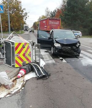 osobowy volkswagen uderzył w maszynę do malowania pasów drogowych