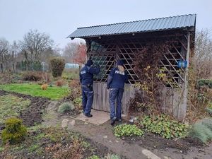 policjanci sprawdzający pustostany