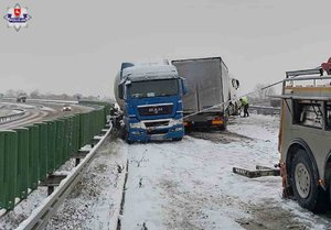 samochód ciężarowy wyciągany przez holownik po kolizji