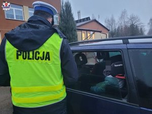 policjant kontroluje samochód