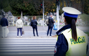 policjantka w rejonie przejścia dla pieszych