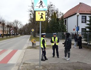 policjantki rozmawiają z pieszym