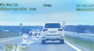 pomiar prędkości z jaką jedzie kierujący Toyotą