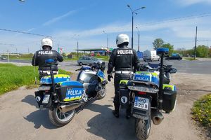 policjanci obok motocykle policyjne