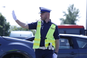 policjant kierujący ruchem