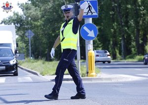 policjant kierujący ruchem