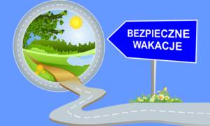 Na niebieskim tle z lewej strony jest okrąg, w którym widać słońce i dużo zieleni. Z prawej strony, na ciemnoniebieskim znaku, jest napis bezpieczne wakacje. W dolnej części znajduje się logo Policji z napisem pomagamy i chronimy oraz symbol policji ruchu drogowego