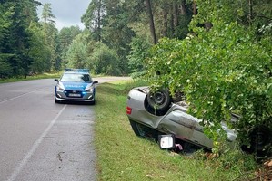 samochód w rowie obok radiowóz