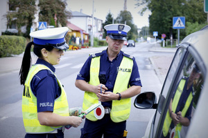 policjanci rozmawiają z kierowcą