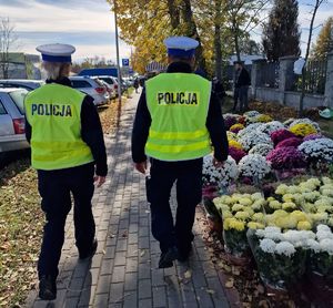 policjanci w rejonie cmentarzy