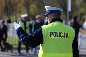 policjant kieruje ruchem