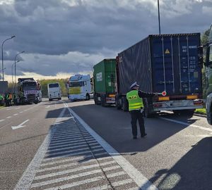 policjant ustawia ciężarówkę