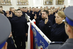 nowi funkcjonariusze podczas ślubowania