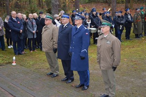 4 przedstawicieli służb mundurowych przed złożeniem wieńca