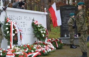 przedstawicielka &quot;strzelców&quot; oddaje honor przed pamiątkową płytą