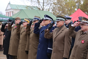 przedstawiciele służb mundurowych składają hołd