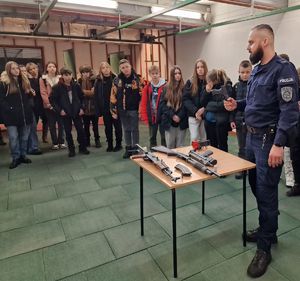 policjant tłuczący uczniom zasady korzystania z broni