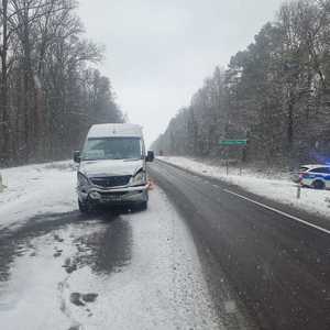 wypadek w Dąbrowie Tarnawackiej na zdjęciu uszkodzony bus