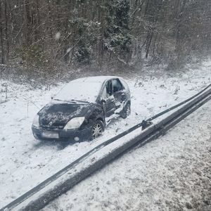 wypadek w Dąbrowie Tarnawackiej uszkodzony Renault