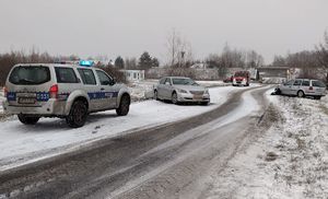 wypadek w Tyszowcach, dwa samochody osobowe biorące udał w zdarzeniu, obok radiowóz i straż pożarna