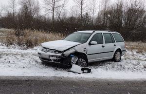wypadek w Tyszowcach uszkodzony Volkswagen