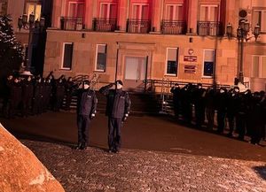 POLICJANCI ODDALI HOŁD zmarłym policjantom