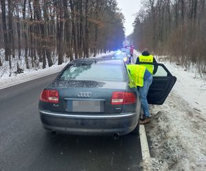 policjanci podczas oględzin Audi uczestniczącym w wypadku