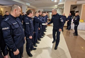 Komendant tomaszowskiej Policji insp. Artur Deryło rozdaje policjantom opłatek