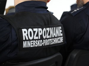 policjant z rozpoznania minersko pirotechnicznego