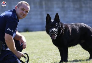 przewodnik psa służbowego st. asp. Andrzej Majdanik ze swoim psem służbowym Ikolo