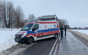 karetka i ciężarówka biorące udział w zdarzeniu