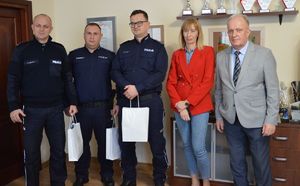 zdjęcie pamiątkowe policjantów ze starostą