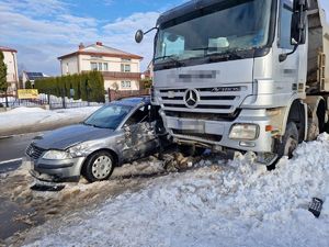 boczne zderzenie się volkswagena i mercedesa