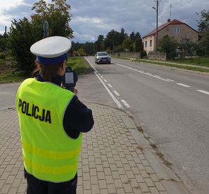 policjantka mierzy prędkość