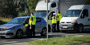 Policjant bada trzeźwość kierowcy