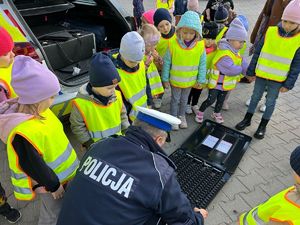 policjant na pokazie z dziećmi