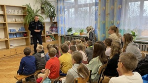 spotkanie policjantów z dziećmi w szkole