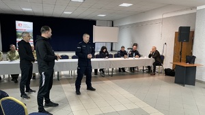 policjant i instruktorami sztuk walki