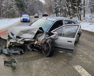 uszkodzony samochód Renault, w tle widać radiowóz policyjny