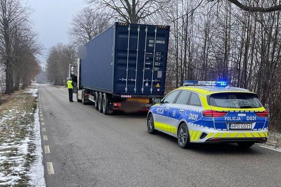 policja kontroluje ciężarówkę