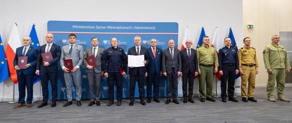 Przedstawiciele związków zawodowych i kierownictwa MSWiA. Minister prezentuje dokument porozumienia