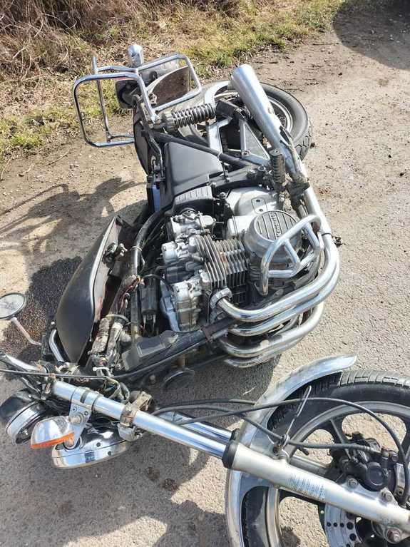 lezący na drodze motocykl